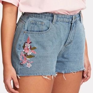 SHEIN Plus Flower Embroidery Raw Hem Shorts
